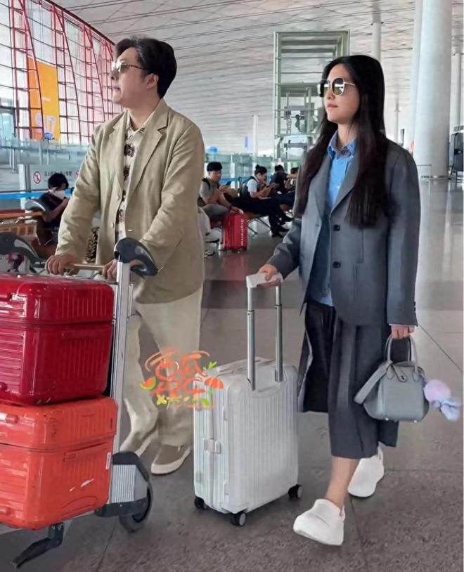 凯发APP平台王岳伦送女儿开学！15岁王